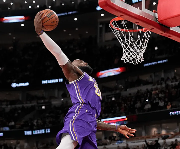 开云体育入口-詹姆斯上半场15中9砍下20分，下半场4中0、罚球4中4拿到4分